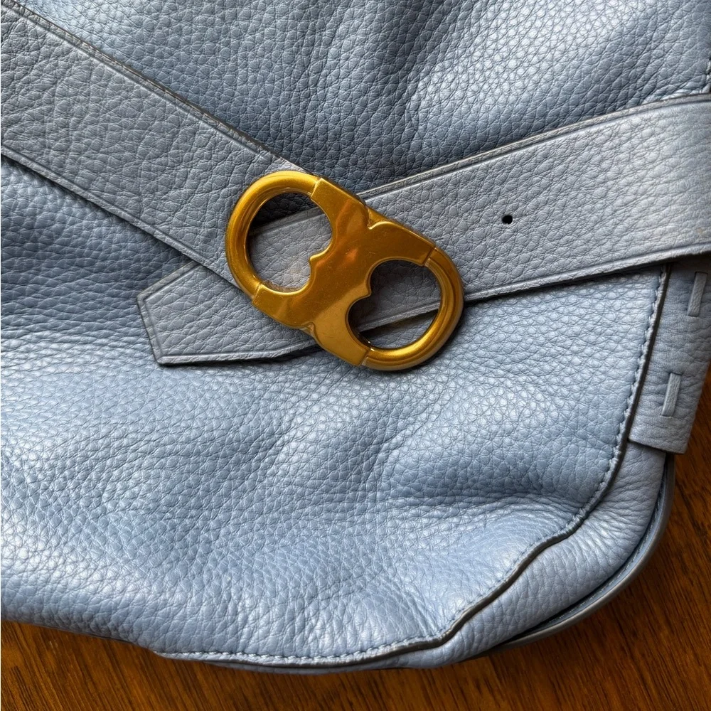 Tory Burch Gemini Link Blue Pebbled Leather Shoulder Bag with Gold Accents - Picture 7 of 12